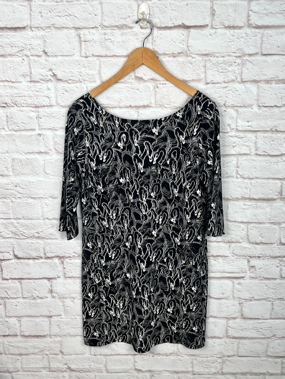 Leota Black Swan Printed Flowy Shift Dress Size M